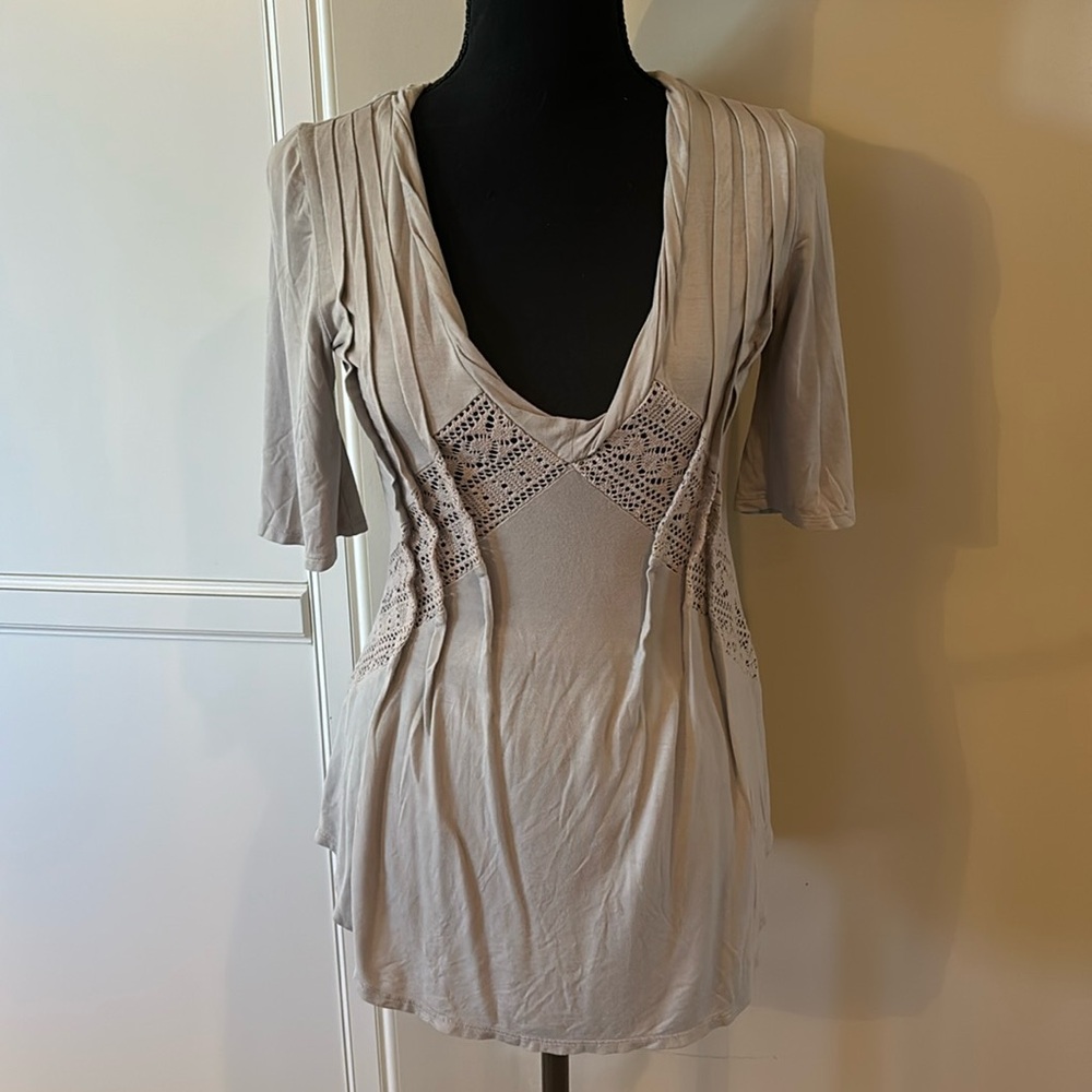 Gorgeous BKE Boutique gray top w/ crochet inserts size Large (runs small)